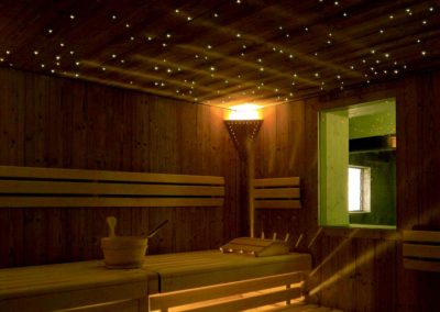 Gemütliche Sauna mit Beleuchtung im Ziegenstall im Bodmi Wellnesshotel in der Schweiz