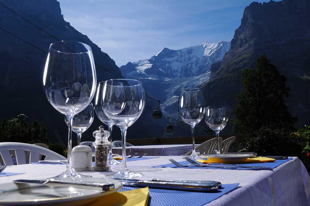 Genussmomente bei einem gedeckten Tisch mit wunderschönem Blick auf die Eiger Nordwand